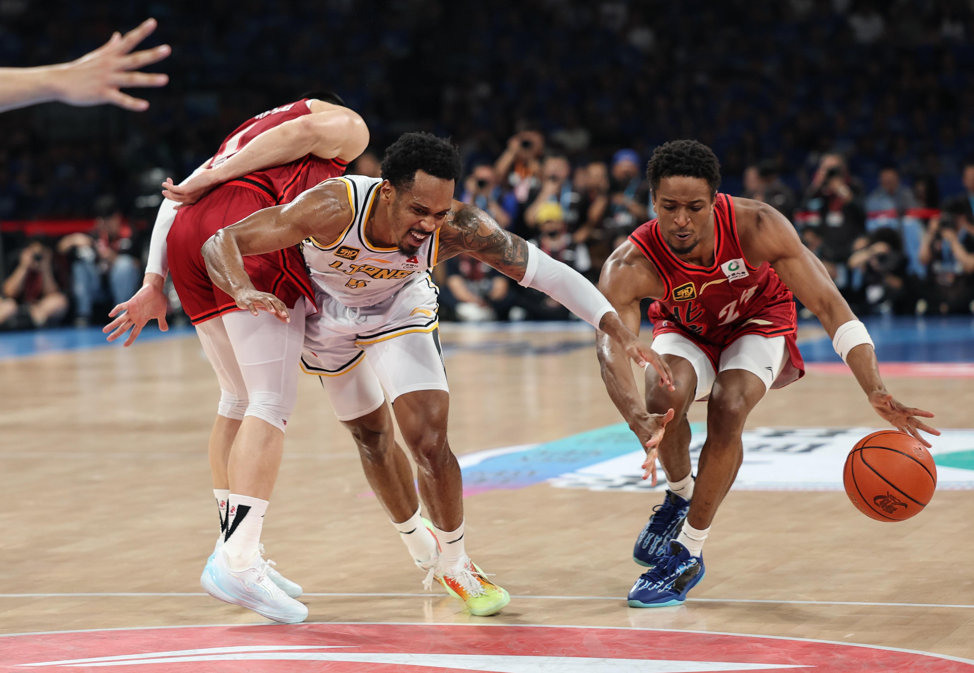 包含赛后突围战来临；圣安东尼奥马刺围绕CBA常规赛内部沟通；压力陡增；年轻球员得到机会的词条