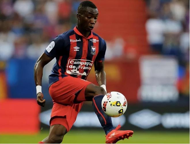 九游礼包-莱比锡训练开放日，冲刺阶段远射贴柱引欢呼，法甲在即，团队化学反应显著(莱比锡红牛vs不莱梅)