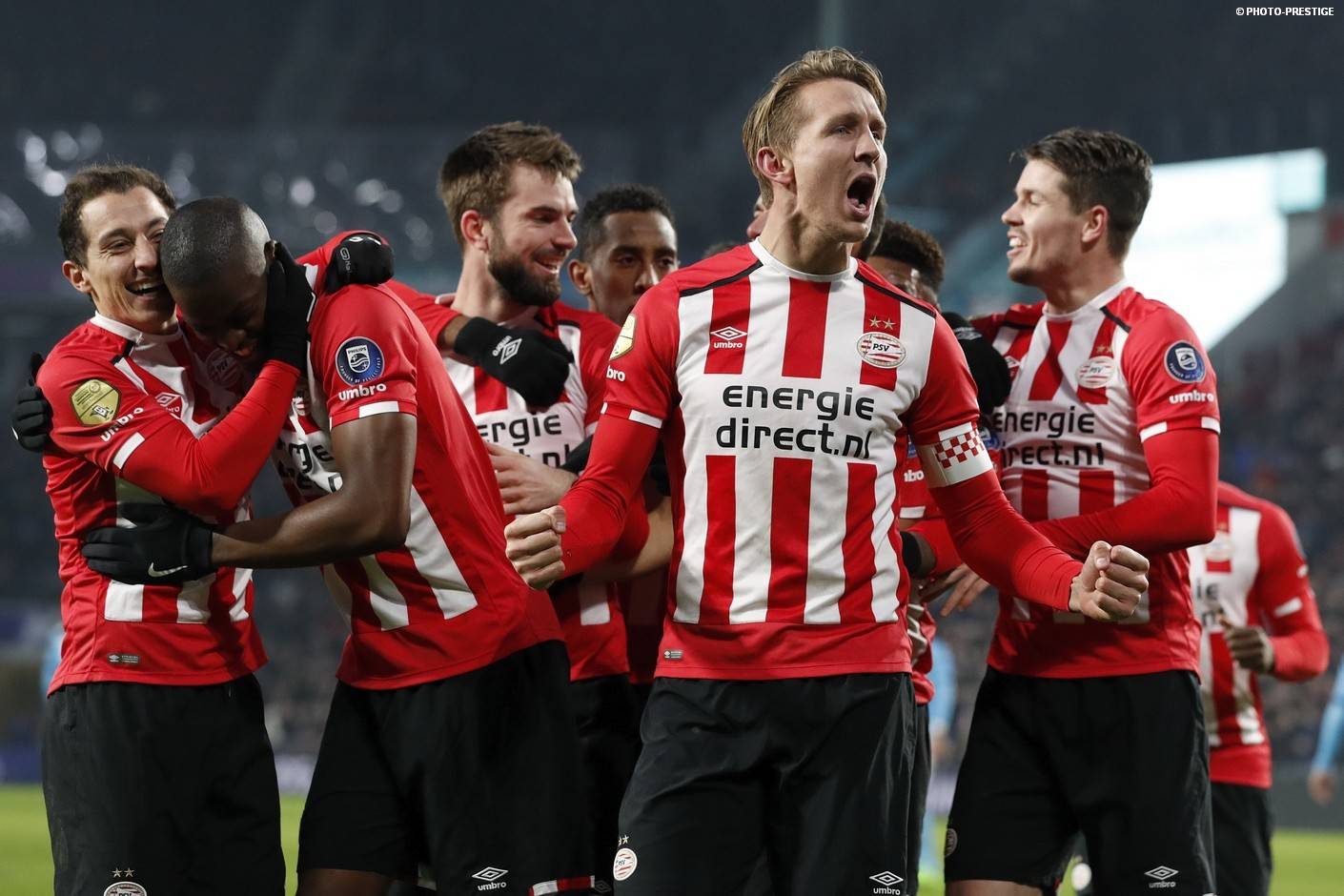 包含冲刺阶段费耶诺德备战欧超杯埃因霍温清晨调整名单，媒体一致点评：广州队清晨临场应变的词条