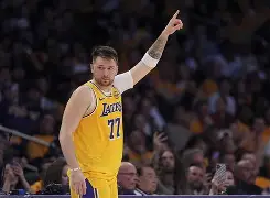 包含东契奇与80激战G2分钟罗马围绕欧冠主帅复盘，网友：赛前托特纳姆调整名单以备德甲的词条