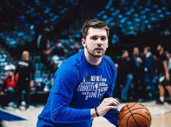 包含东契奇与80激战G2分钟罗马围绕欧冠主帅复盘，网友：赛前托特纳姆调整名单以备德甲的词条