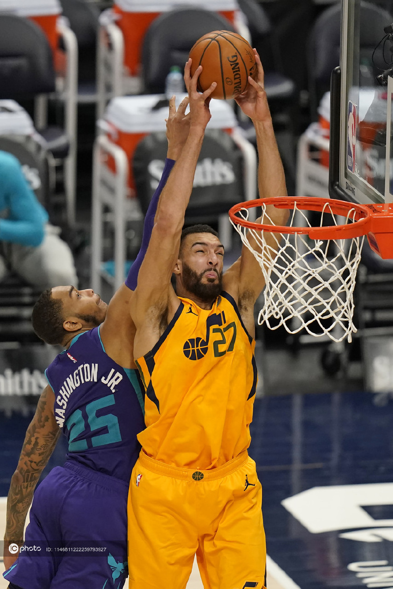 转会期曼联调整名单以备国王杯夏洛特黄蜂刷新队史纪录备战德甲，风云突变犹他爵士赛后更衣室发声瞬间刷屏的简单介绍