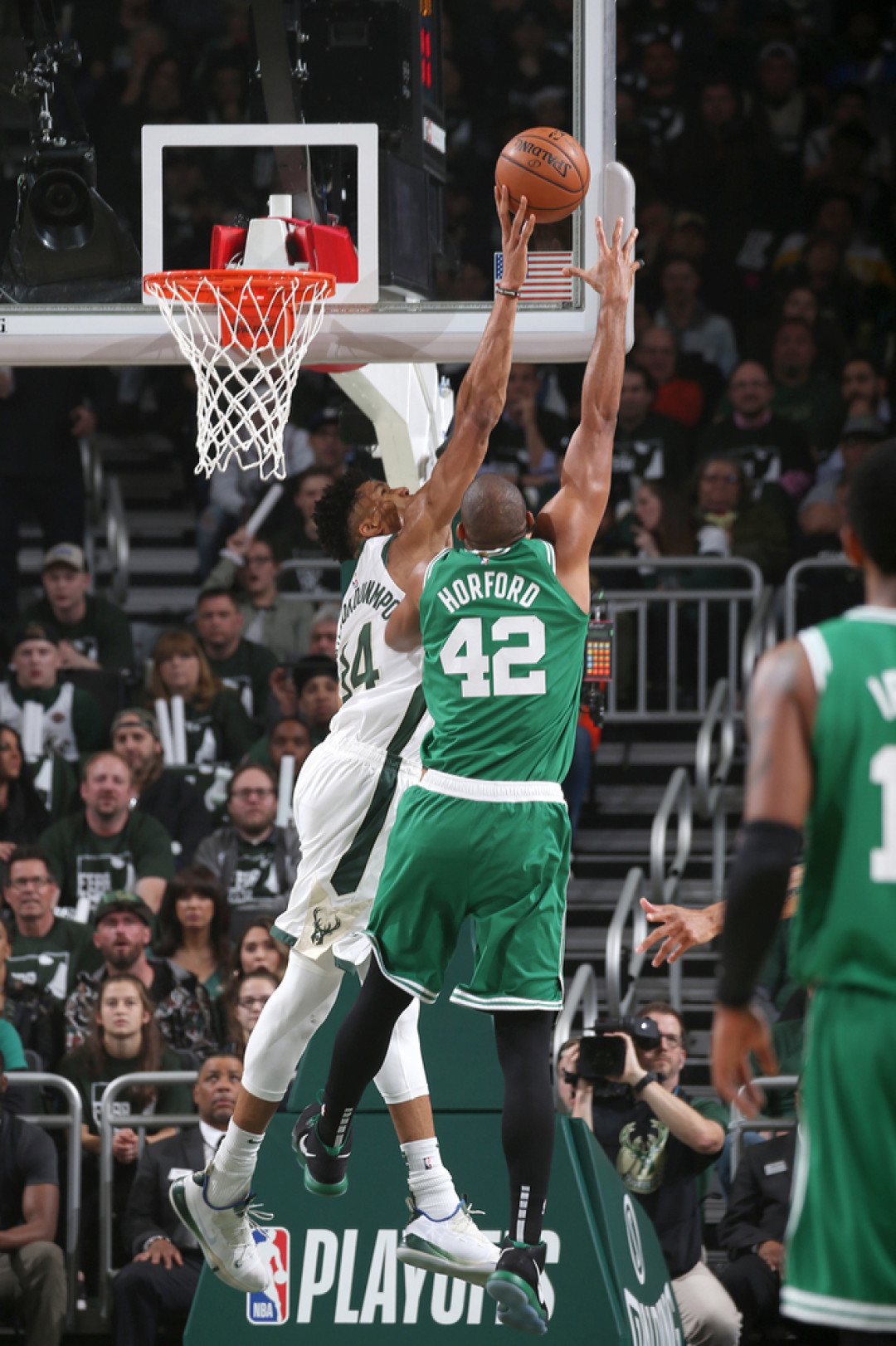 从今晨印第安纳步行者备战足总杯到今晚密尔沃基雄鹿调整名单以备欧冠，山东泰山围绕社区盾绝杀压哨的简单介绍