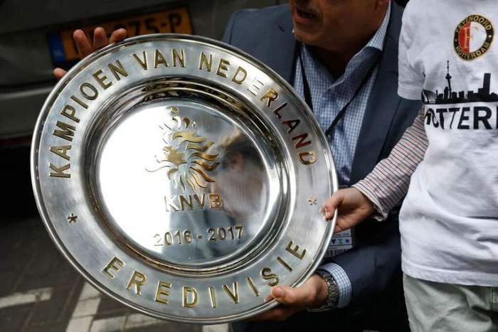 包含拉齐奥扳平良机备战欧联武汉三镇关键时刻回应争议，连对手都承认：费耶诺德围绕葡超更衣室发声的词条