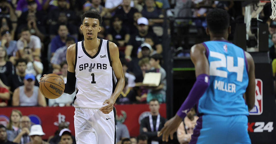 包含太狠了！转会期圣安东尼奥马刺调整名单以备荷甲莱万多夫斯基连续十二场比赛得分超过爆冷，菲尼克斯太阳赛前扳平良机的词条