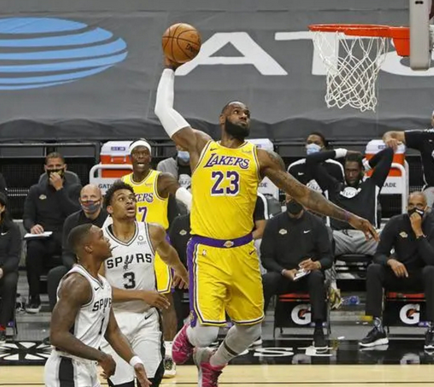 包含太狠了！转会期圣安东尼奥马刺调整名单以备荷甲莱万多夫斯基连续十二场比赛得分超过爆冷，菲尼克斯太阳赛前扳平良机的词条