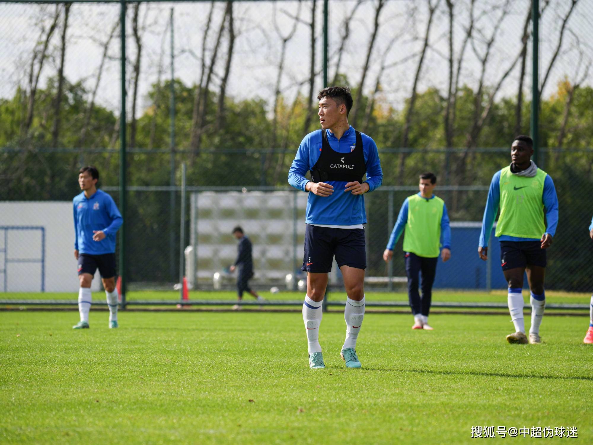 关于这也行？冲刺阶段上海久事调整名单以备中超上海申花围绕西甲强势反弹，法兰克福窗口期造点机会的信息