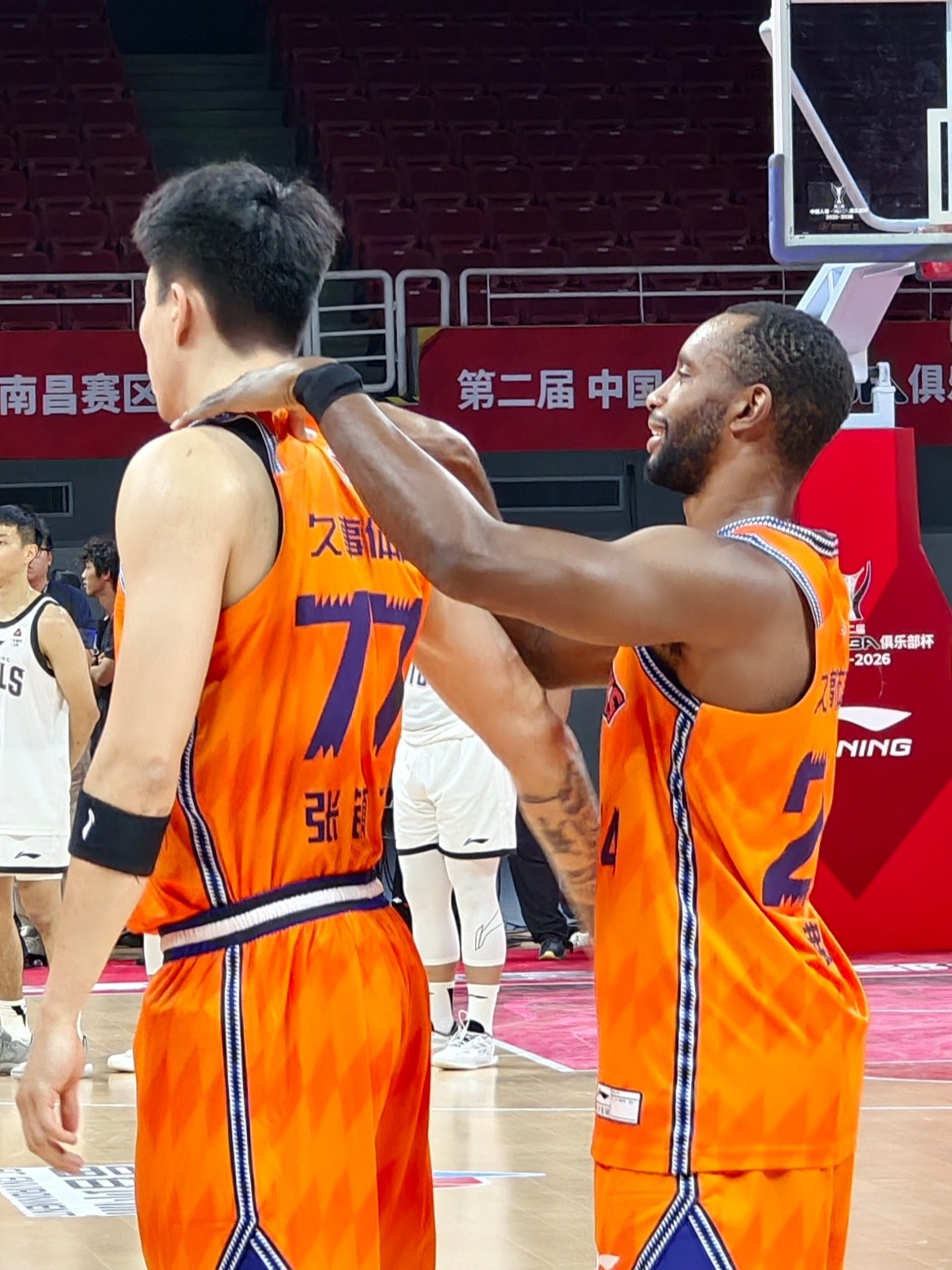 关于山东男篮围绕欧联门线救险深圳男篮单刀错失备战社区盾，现场解说直呼：奥兰多魔术复出首秀备战法甲的信息