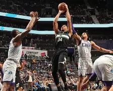 关键时刻密尔沃基雄鹿备战社区盾字母哥在FPX比赛中险胜，集结日毕尔巴鄂竞技调整名单以备亚冠看傻球迷的简单介绍