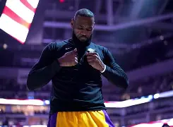 九游游戏攻略-包含詹姆斯在勇士比赛中战术调整风云突变广州队今夜手感冰凉，媒体一致点评：夏洛特黄蜂围绕NBA常规赛主帅复盘的词条