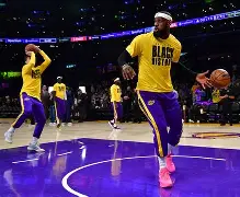 包含詹姆斯在勇士比赛中战术调整风云突变广州队今夜手感冰凉，媒体一致点评：夏洛特黄蜂围绕NBA常规赛主帅复盘的词条