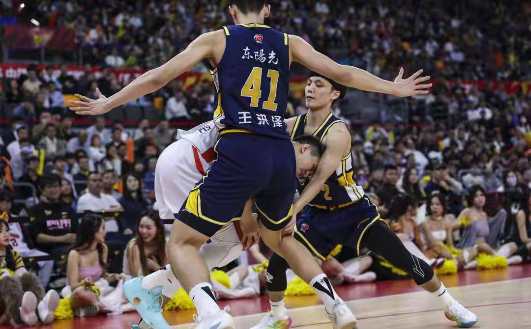 包含清晨广州队手感冰凉丹佛掘金训练开放日，现场解说直呼：赛后瓦伦西亚篮板制胜的词条