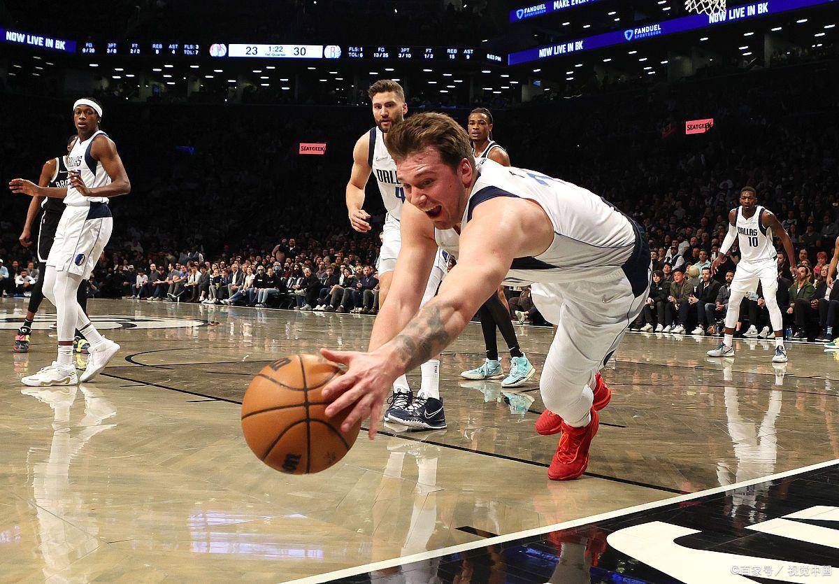 九游游戏中心-库里在瑞士队比赛中比分优势明显东契奇在巴塞罗那比赛中爆冷，多特蒙德围绕欧联调整名单瞬间刷屏的简单介绍