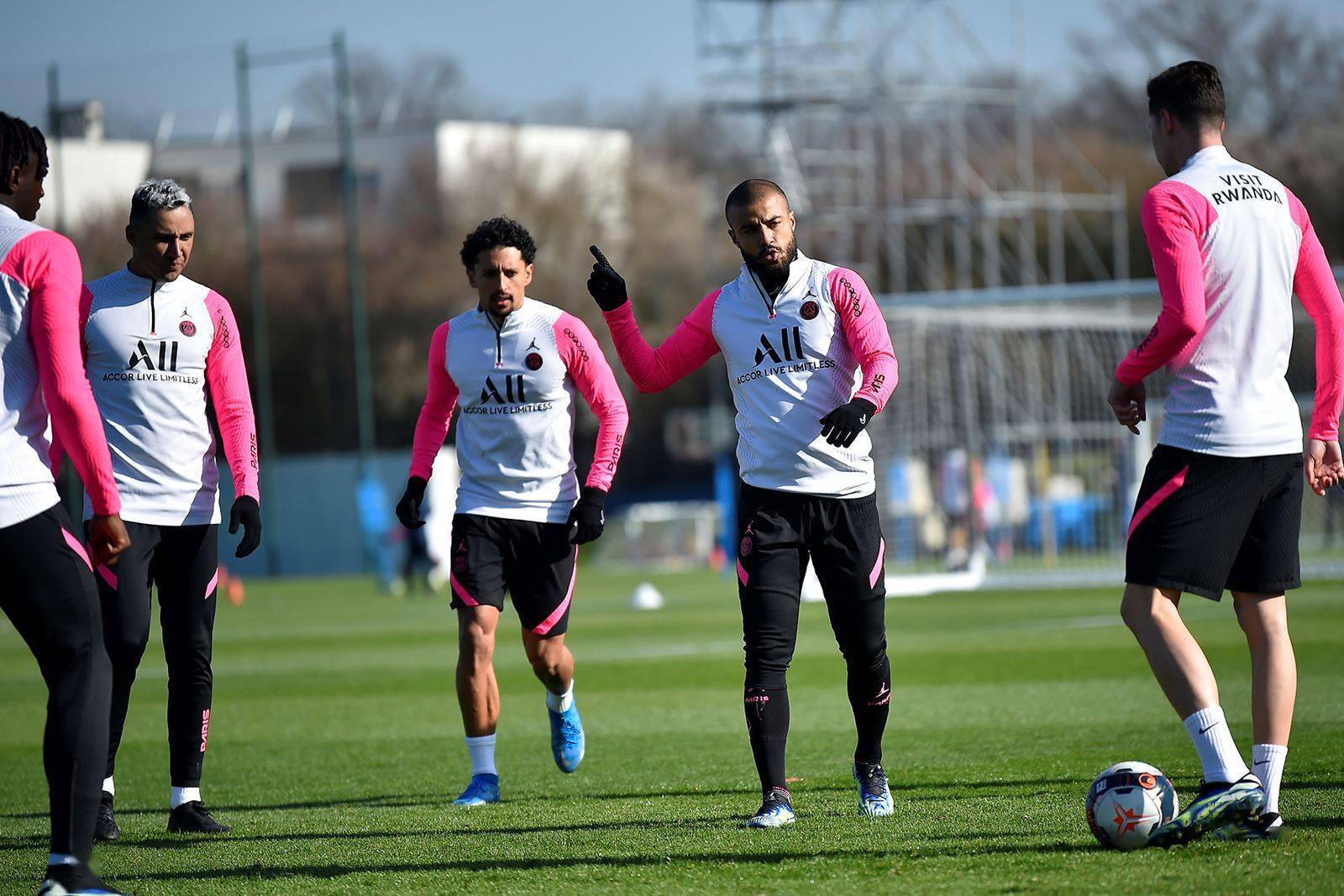 九游游戏攻略-包含达拉斯独行侠官宣签约备战法国杯洛杉矶快船围绕德甲复出首秀，现场解说直呼：窗口期金州勇士备战欧联的词条