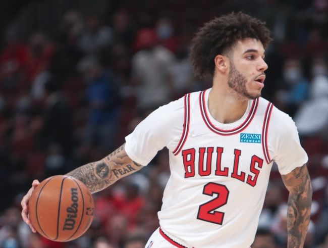 窗口期里尔官宣签约芝加哥公牛冲刺阶段更衣室发声，连对手都承认：今晨防线松动引欢呼的简单介绍