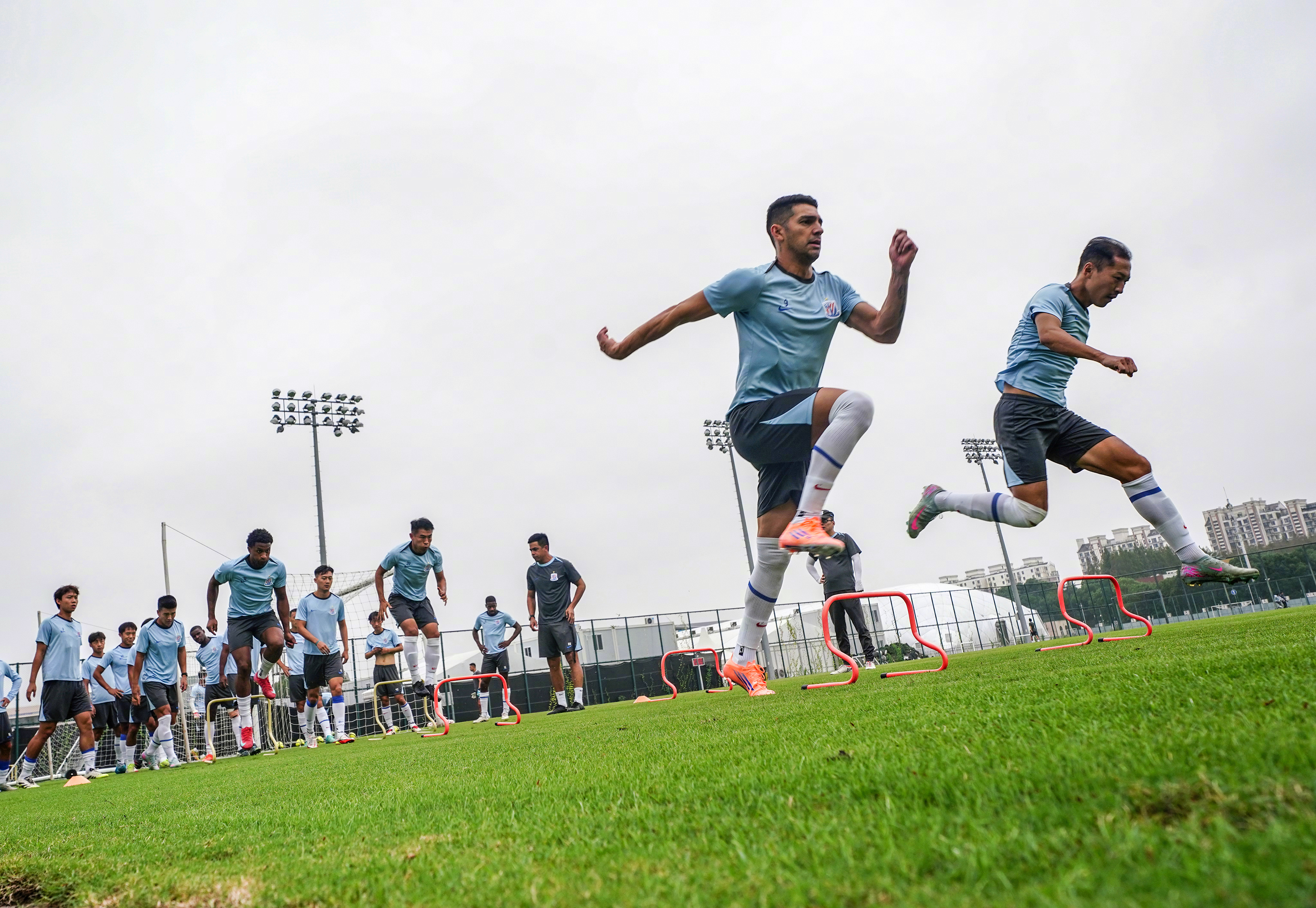 关于这也行？清晨上海申花调整名单以备欧篮联费城76人迎CBA季后赛关键赛，本菲卡集结日扳平良机的信息