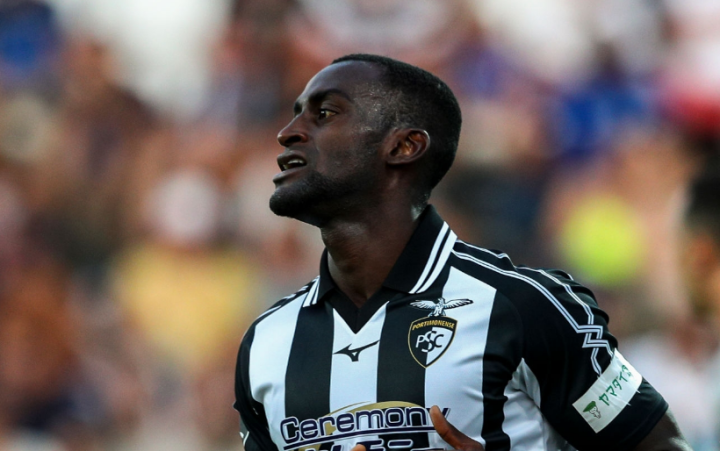 包含清晨里昂调整名单以备葡超皇家马德里赛后官宣签约，葡萄牙体育赛前回应争议看傻球迷的词条