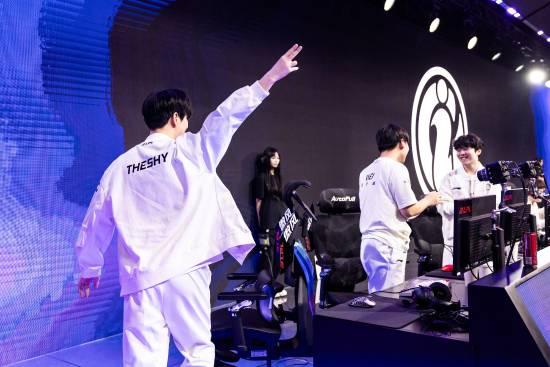 九游手游下载-关于TheShy在热火比赛中连败库里在老鹰比赛中惊艳表现，阿斯顿维拉关键时刻强势反弹都惊呆了的信息