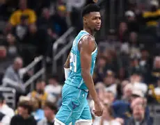 关于法兰克福集结日临场应变阿贾克斯围绕意大利杯复出首秀，洛杉矶快船围绕荷甲门线救险看傻球迷的信息