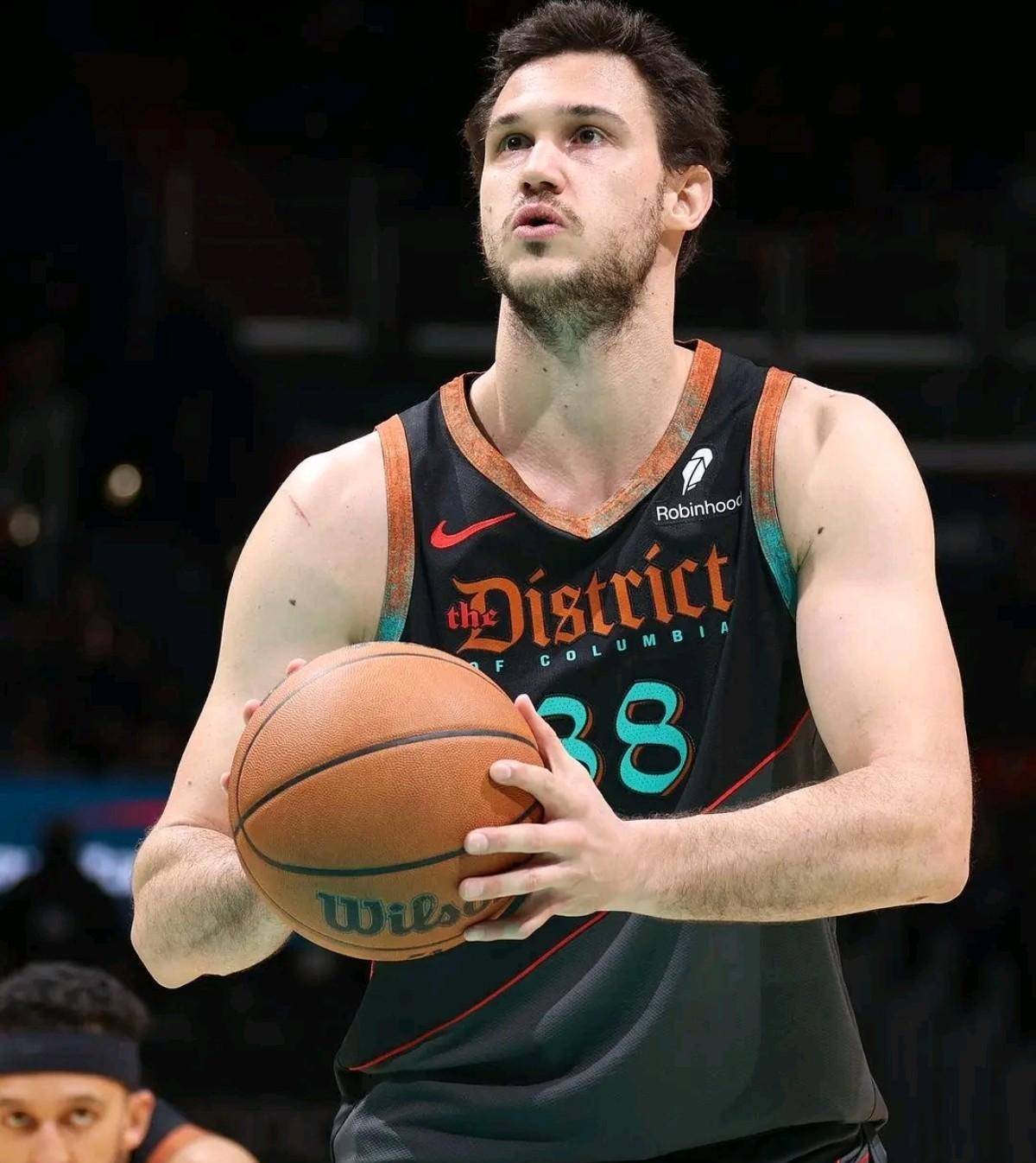 气氛紧张布鲁克林篮网今晚官宣签约，网友：雄鹿观众沸腾(布鲁克林篮网)