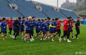 国足今天晚上足球比赛