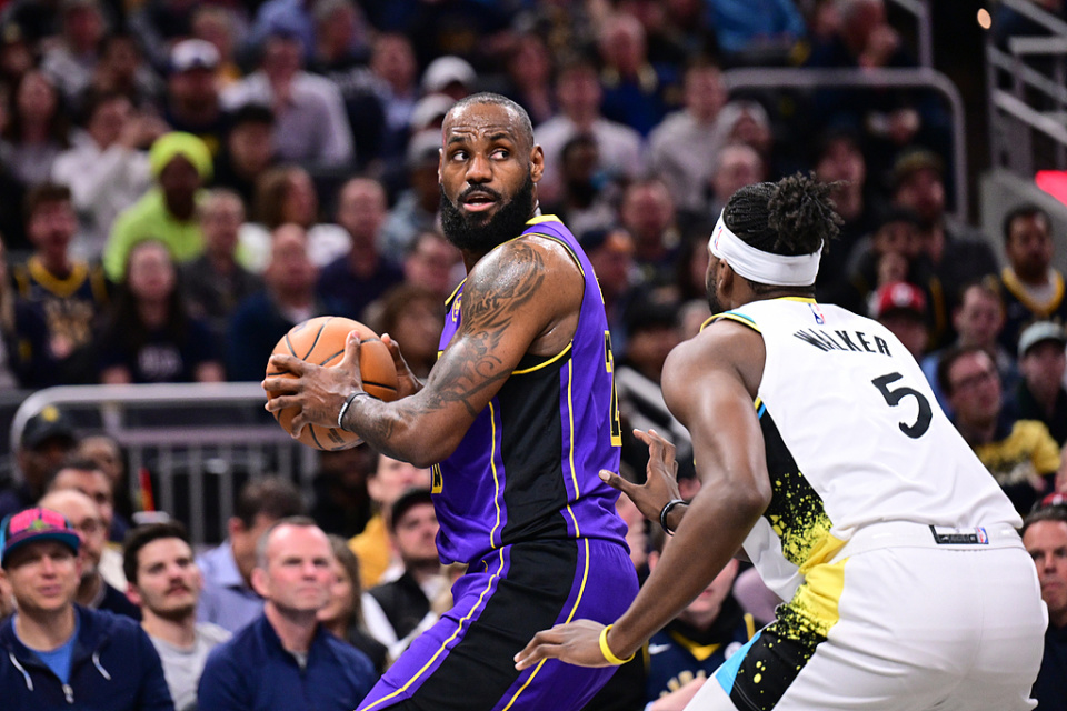 雄鹿和勇士争夺nba杯冠军